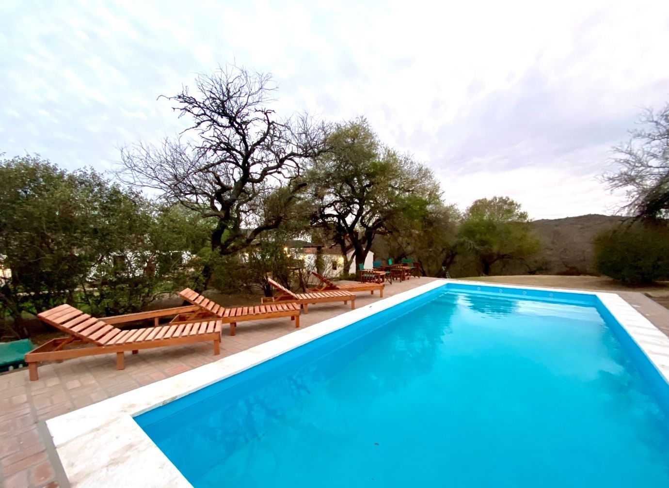 Piscina y entorno natural de El Palomar Casa de Campo